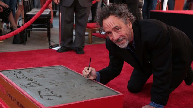 Tim Burton deixa suas marcas na Calçada da Fama
