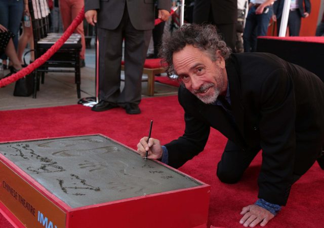 Tim Burton deixa suas marcas na Calçada da Fama