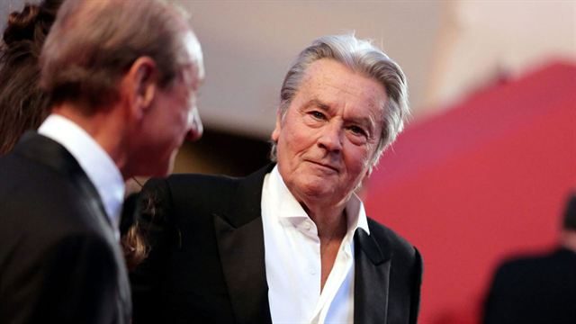 Protesto contra o ator Alain Delon em Cannes!