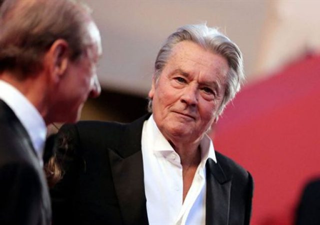 Protesto contra o ator Alain Delon em Cannes!
