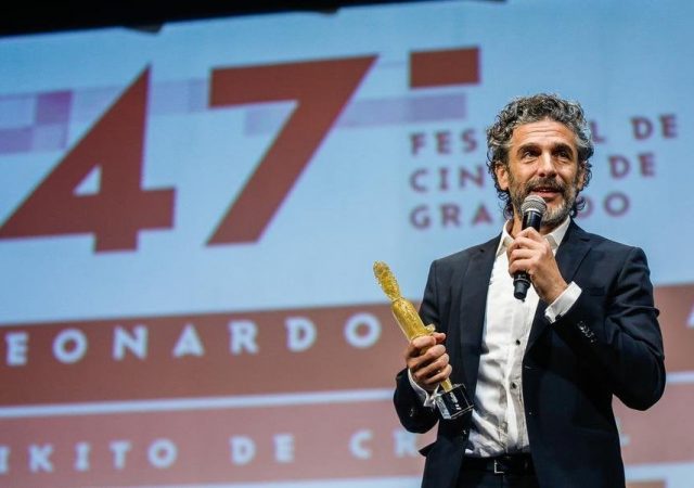 Leonardo Sbaraglia recebe Kikito no Festival de Gramado 2019